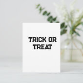 Trick or. Behandel Halloween spookachtige zwarte e Briefkaart (Staand voorkant)