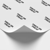 Trick or. Behandel Halloween spookachtige zwarte e Cadeaupapier (Hoek)