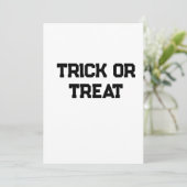 Trick or. Behandel Halloween spookachtige zwarte e Kaart (Staand voorkant)