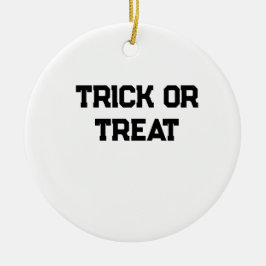 Trick or. Behandel Halloween spookachtige zwarte e Keramisch Ornament