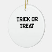 Trick or. Behandel Halloween spookachtige zwarte e Keramisch Ornament (Links)