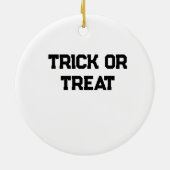 Trick or. Behandel Halloween spookachtige zwarte e Keramisch Ornament (Achterkant)