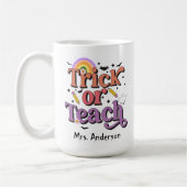 Trick or Teach Retro Pastel Halloween Docent Naam Koffiemok (Links)