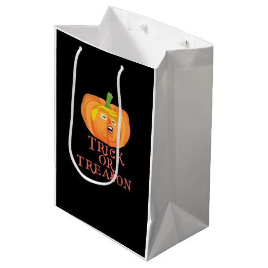 Trick or Treason Halloween beschuldigt Trumpkin-on Medium Cadeauzakje (Voorkant Gekanteld)