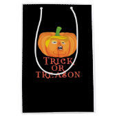 Trick or Treason Halloween beschuldigt Trumpkin-on Medium Cadeauzakje (Voorkant)