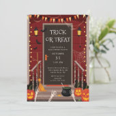 Trick or treat achtervolgt Halloween Kaart (Staand voorkant)