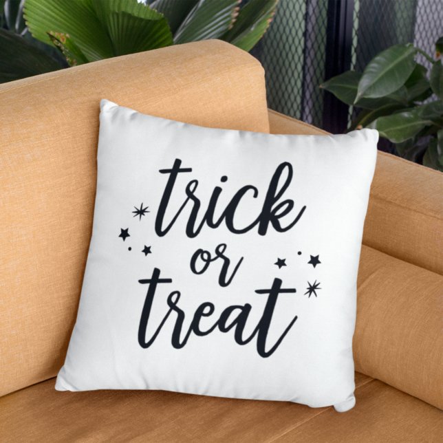 Trick or treat Black Modern Script Halloween Kussen (Creator heeft geüpload)
