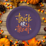 Trick or treat Candy Corn Halloween Papieren Bordje<br><div class="desc">Trick or treat Candy Corn Halloween Paper Borden heeft leuke borsteltype en leuke snoepmaïs illustraties.</div>