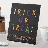 Trick or treat kleurrijke grappige spookachtige aa reclamebord met voetstuk (Insitu)
