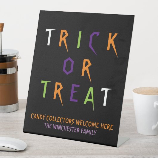 Trick or treat kleurrijke grappige spookachtige aa reclamebord met voetstuk (Insitu)