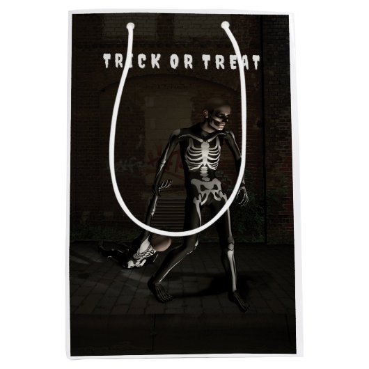 Trick or Treat. Man dressed as skeleton Medium Cadeauzakje (Voorkant)