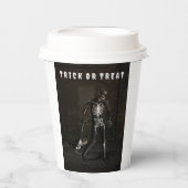 Trick or Treat. Man dressed as skeleton Papieren Bekers (Voorkant)