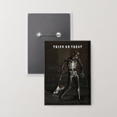 Trick or Treat. Man verkleed als skelet Button (Voorkant / Achterkant)