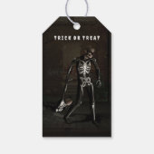 Trick or Treat. Man verkleed als skelet Cadeaulabel (Achterkant)