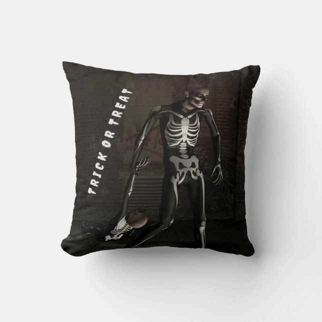 Trick or Treat. Man verkleed als skelet Kussen (Voorkant)