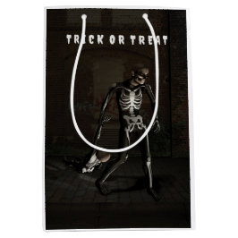 Trick or Treat. Man verkleed als skelet Medium Cadeauzakje