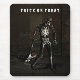 Trick or Treat. Man verkleed als skelet Muismat