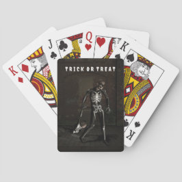 Trick or Treat. Man verkleed als skelet Pokerkaarten