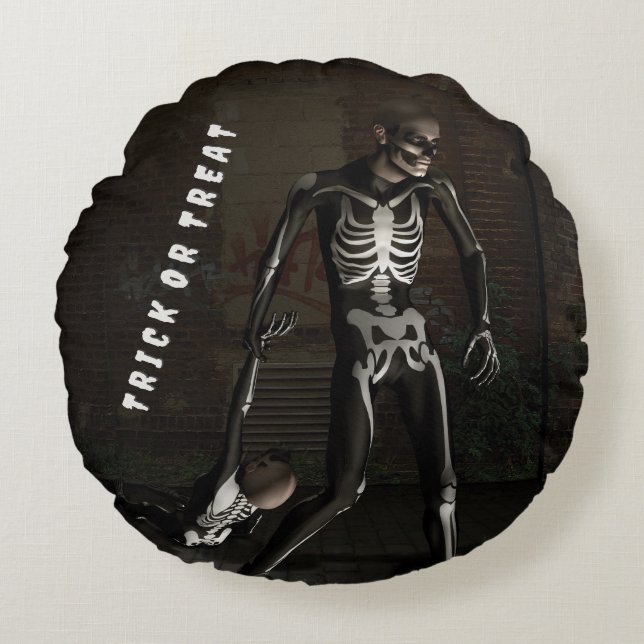 Trick or Treat. Man verkleed als skelet Rond Kussen (Voorkant)
