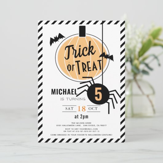 Trick or treat Oranje Pompoen Halloween Verjaardag Kaart (Staand voorkant)