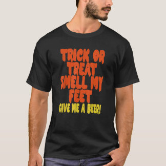 Trick or treat Ruik mijn voeten geef me een biertj T-shirt
