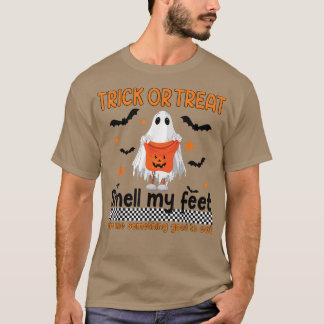 Trick or treat smokkelt me iets goeds t-shirt
