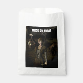 Trick or Treat. Thin female carrying lamp Bedankzakje