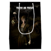Trick or Treat. Thin female carrying lamp Medium Cadeauzakje (Achterkant)
