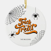 Trick or treat Typografie met Spiders ID680 Keramisch Ornament (Voorkant)