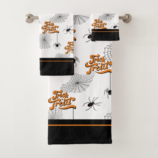 Trick or treat Typografie met Spiders Pattern ID68 Bad Handdoek (Insitu)