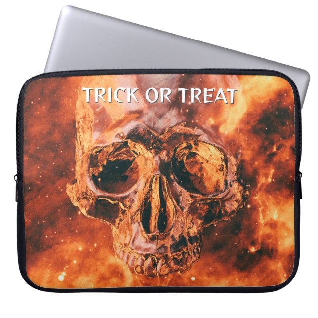 Trick or treat. Vlammende schedel in de ruimte Laptop Sleeve (Voorkant)