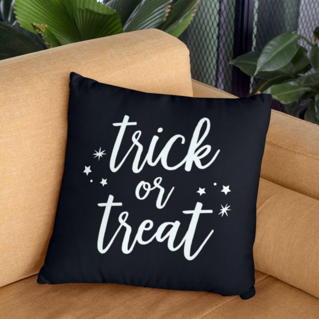 Trick or treat White Modern Script Halloween Kussen (Creator heeft geüpload)