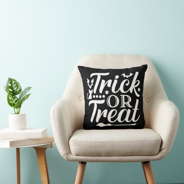 Trick or treat Wit Moderne Typografie Halloween Kussen (Stoel)