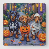 Trick-or-Treating honden tijdens Halloween Vierkante Klok (Voorkant)