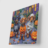 Trick-or-Treating honden tijdens Halloween Vierkante Klok (Hoek)