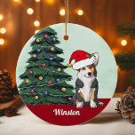 Tricolor Corgi Santa Hat Persoonlijke Kerstmis Keramisch Ornament<br><div class="desc">Deze mooie Pembroke Welsh Corgi-hond heeft een schattig pet voor de kerstman en een schattige hoofdtilt. De driekleurenjongen zit voor een  kerstboom met kleurrijke siervoorwerpen. Pas de naam van je huisdier aan in een mooie cursief onder de prachtige tekening van mijn favoriete touwtje.</div>