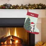 Tricolor Corgi Santa Kerstboom - Aangepast rood Kleine Kerstsok<br><div class="desc">Deze mooie Pembroke Welsh Corgi-hond heeft zijn hoofd gekanteld in een schattig pet van de kerstman. De pup zit voor een  kerstboom met kleurrijke ornamenten. Pas deze kerstvoorraad aan voor je huisdier in een mooie rode kromme boven de prachtige tekening van mijn favoriete touwtje.</div>