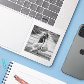 triest meisje lopen met beer sticker (Laptop met iPhone)