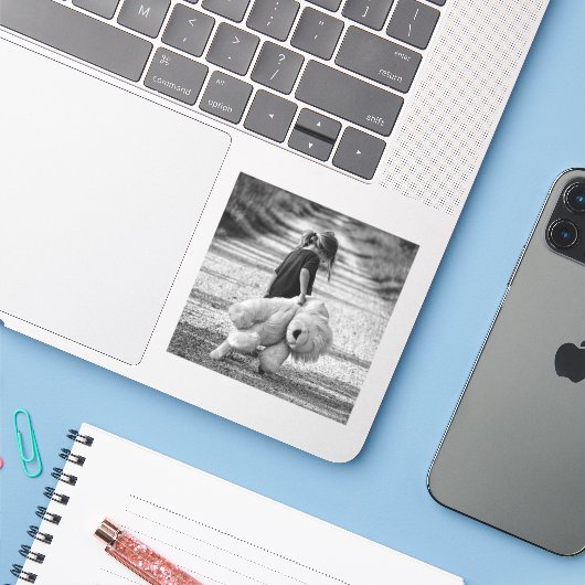 triest meisje lopen met beer sticker (Laptop met iPhone)