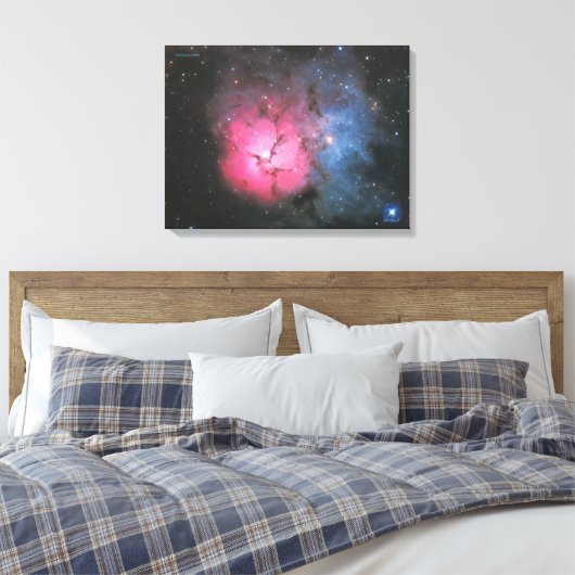 Trifid Nebula (M 20) - Medium Canvas Print (Insitu (Slaapkamer))