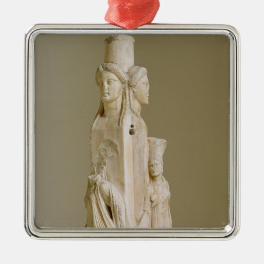 Triform Herm van Hecate, marmer sculptuur, attisch Metalen Ornament (Voorkant)