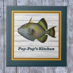 Triggerfish in Deep Blauwgroen Gold en Sinaasappel Tegeltje<br><div class="desc">Dit verbazingwekkende oude beeld van Pseudobalistes fuscus, meestal de Blauwe of Gele-Gepootte Triggerfish genoemd, is een vrolijke aanvulling op je huis. Pas de tekst aan om jouw naam toe te voegen, of een andere ruimte als u de tegel elders weergeeft. Zorg ervoor om de tekst te personaliseren waar vermeld. Het...</div>