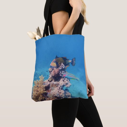 Triggerfish rust op een koraalblok bij koraalrif | tote bag (Dichtbij)