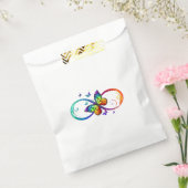 Trillende oneindigheid met regenboogvlinder op zwa bedankzakje (Gezegeld)