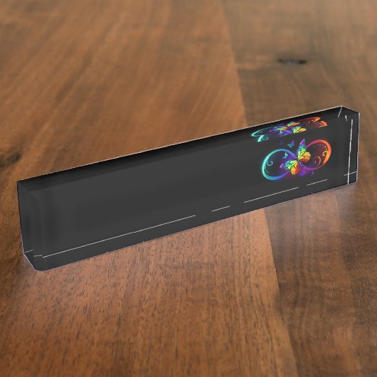 Trillende oneindigheid met regenboogvlinder op zwa naambordje (Zijkant)