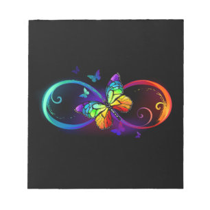 Trillende oneindigheid met regenboogvlinder op zwa notitieblok