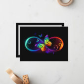 Trillende oneindigheid met regenboogvlinder op zwa notitiekaartje (Voorkant / Achterkant in situ)