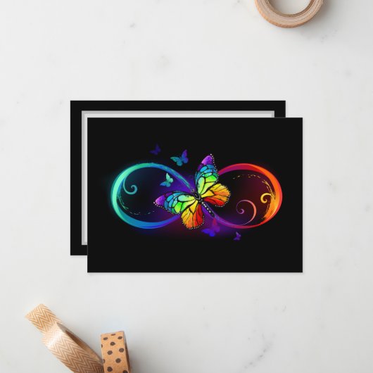 Trillende oneindigheid met regenboogvlinder op zwa notitiekaartje (Voorkant / Achterkant in situ)