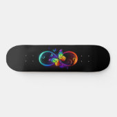 Trillende oneindigheid met regenboogvlinder op zwa persoonlijk skateboard (Horizontaal)