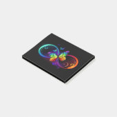 Trillende oneindigheid met regenboogvlinder op zwa post-it® notes (Schuin)